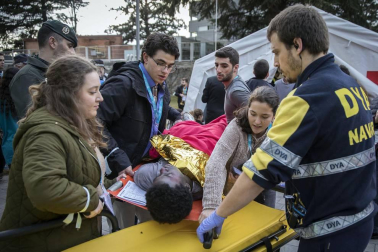 Alumnos de la UN y participantes en un congreso sobre cirugía participaron en un ejercicio de un hipotético descarrilamiento de un tren con medio centenar de 'heridos'.