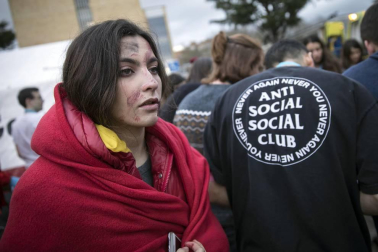 Alumnos de la UN y participantes en un congreso sobre cirugía participaron en un ejercicio de un hipotético descarrilamiento de un tren con medio centenar de 'heridos'.