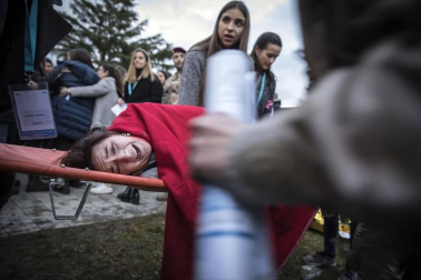 Alumnos de la UN y participantes en un congreso sobre cirugía participaron en un ejercicio de un hipotético descarrilamiento de un tren con medio centenar de 'heridos'.