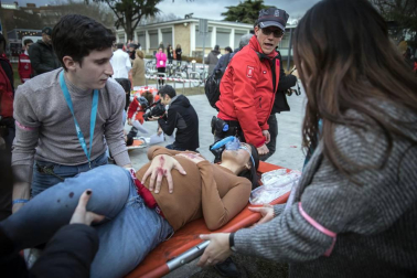 Alumnos de la UN y participantes en un congreso sobre cirugía participaron en un ejercicio de un hipotético descarrilamiento de un tren con medio centenar de 'heridos'.