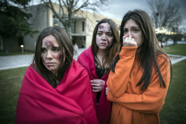 Alumnos de la UN y participantes en un congreso sobre cirugía participaron en un ejercicio de un hipotético descarrilamiento de un tren con medio centenar de 'heridos'.