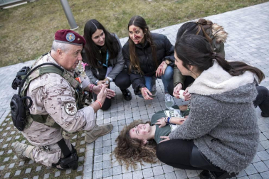 Alumnos de la UN y participantes en un congreso sobre cirugía participaron en un ejercicio de un hipotético descarrilamiento de un tren con medio centenar de 'heridos'.