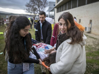Alumnos de la UN y participantes en un congreso sobre cirugía participaron en un ejercicio de un hipotético descarrilamiento de un tren con medio centenar de 'heridos'.