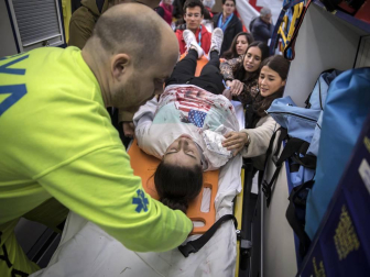 Alumnos de la UN y participantes en un congreso sobre cirugía participaron en un ejercicio de un hipotético descarrilamiento de un tren con medio centenar de 'heridos'.