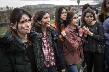Alumnos de la UN y participantes en un congreso sobre cirugía participaron en un ejercicio de un hipotético descarrilamiento de un tren con medio centenar de 'heridos'.