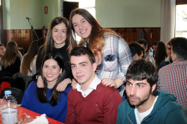 El Casino La Peña de Lodosa acogió, el sábado 2 de febrero, la tradicional comida popular por San Blas, que reunió a cuadrillas de amigos alrededor de la mesa. Un día antes, las fiestas habían comenzado a lo grande con el concierto ofrecido por el grupo Los Secretos. Un espectáculo infantil cerró la programación el domingo día 3.