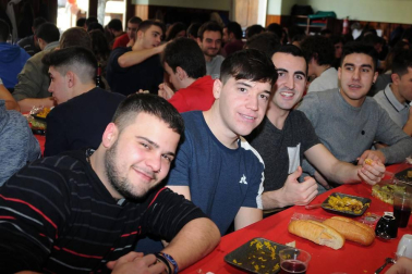El Casino La Peña de Lodosa acogió, el sábado 2 de febrero, la tradicional comida popular por San Blas, que reunió a cuadrillas de amigos alrededor de la mesa. Un día antes, las fiestas habían comenzado a lo grande con el concierto ofrecido por el grupo Los Secretos. Un espectáculo infantil cerró la programación el domingo día 3.