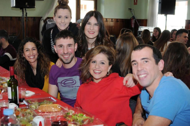 El Casino La Peña de Lodosa acogió, el sábado 2 de febrero, la tradicional comida popular por San Blas, que reunió a cuadrillas de amigos alrededor de la mesa. Un día antes, las fiestas habían comenzado a lo grande con el concierto ofrecido por el grupo Los Secretos. Un espectáculo infantil cerró la programación el domingo día 3.