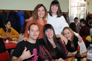 El Casino La Peña de Lodosa acogió, el sábado 2 de febrero, la tradicional comida popular por San Blas, que reunió a cuadrillas de amigos alrededor de la mesa. Un día antes, las fiestas habían comenzado a lo grande con el concierto ofrecido por el grupo Los Secretos. Un espectáculo infantil cerró la programación el domingo día 3.