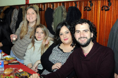 El Casino La Peña de Lodosa acogió, el sábado 2 de febrero, la tradicional comida popular por San Blas, que reunió a cuadrillas de amigos alrededor de la mesa. Un día antes, las fiestas habían comenzado a lo grande con el concierto ofrecido por el grupo Los Secretos. Un espectáculo infantil cerró la programación el domingo día 3.