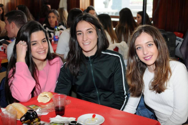 El Casino La Peña de Lodosa acogió, el sábado 2 de febrero, la tradicional comida popular por San Blas, que reunió a cuadrillas de amigos alrededor de la mesa. Un día antes, las fiestas habían comenzado a lo grande con el concierto ofrecido por el grupo Los Secretos. Un espectáculo infantil cerró la programación el domingo día 3.