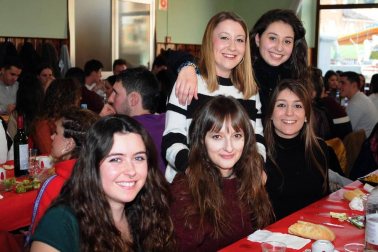 El Casino La Peña de Lodosa acogió, el sábado 2 de febrero, la tradicional comida popular por San Blas, que reunió a cuadrillas de amigos alrededor de la mesa. Un día antes, las fiestas habían comenzado a lo grande con el concierto ofrecido por el grupo Los Secretos. Un espectáculo infantil cerró la programación el domingo día 3.