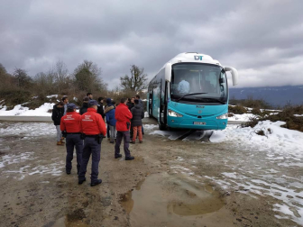 El vehículo procedente de Madrid, con 34 escolares, cuatro profesores y el conductor en su interior, quedó atascado en la subida a San Miguel de Aralar.