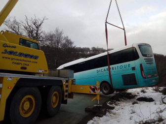 El vehículo procedente de Madrid, con 34 escolares, cuatro profesores y el conductor en su interior, quedó atascado en la subida a San Miguel de Aralar.