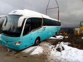 El vehículo procedente de Madrid, con 34 escolares, cuatro profesores y el conductor en su interior, quedó atascado en la subida a San Miguel de Aralar.