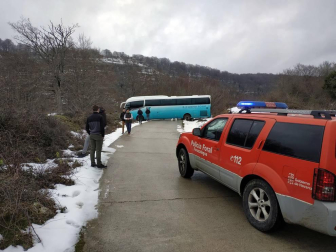 El vehículo procedente de Madrid, con 34 escolares, cuatro profesores y el conductor en su interior, quedó atascado en la subida a San Miguel de Aralar.