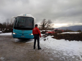 El vehículo procedente de Madrid, con 34 escolares, cuatro profesores y el conductor en su interior, quedó atascado en la subida a San Miguel de Aralar.