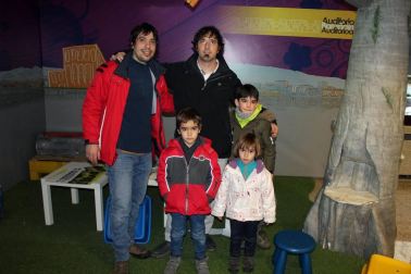 El Auditorio de Barañáin acogió el domingo 3 de febrero el Festival de Magia de Navarra, que cumplió su sexta edición y subió al escenario a tres ilusionistas: Iurgi, Sergio y Sueskun. Una tarde llena de sorpresas y números humorísticos apta para todas las edades a la que acudió un numeroso público.