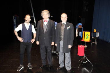 El Auditorio de Barañáin acogió el domingo 3 de febrero el Festival de Magia de Navarra, que cumplió su sexta edición y subió al escenario a tres ilusionistas: Iurgi, Sergio y Sueskun. Una tarde llena de sorpresas y números humorísticos apta para todas las edades a la que acudió un numeroso público.