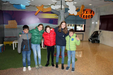 El Auditorio de Barañáin acogió el domingo 3 de febrero el Festival de Magia de Navarra, que cumplió su sexta edición y subió al escenario a tres ilusionistas: Iurgi, Sergio y Sueskun. Una tarde llena de sorpresas y números humorísticos apta para todas las edades a la que acudió un numeroso público.