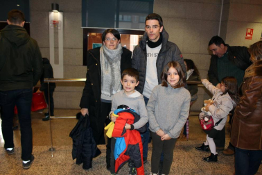 El Auditorio de Barañáin acogió el domingo 3 de febrero el Festival de Magia de Navarra, que cumplió su sexta edición y subió al escenario a tres ilusionistas: Iurgi, Sergio y Sueskun. Una tarde llena de sorpresas y números humorísticos apta para todas las edades a la que acudió un numeroso público.