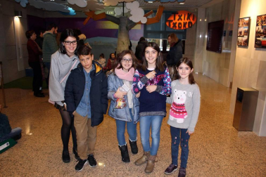 El Auditorio de Barañáin acogió el domingo 3 de febrero el Festival de Magia de Navarra, que cumplió su sexta edición y subió al escenario a tres ilusionistas: Iurgi, Sergio y Sueskun. Una tarde llena de sorpresas y números humorísticos apta para todas las edades a la que acudió un numeroso público.