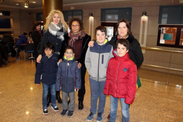El Auditorio de Barañáin acogió el domingo 3 de febrero el Festival de Magia de Navarra, que cumplió su sexta edición y subió al escenario a tres ilusionistas: Iurgi, Sergio y Sueskun. Una tarde llena de sorpresas y números humorísticos apta para todas las edades a la que acudió un numeroso público.