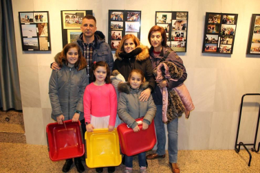 El Auditorio de Barañáin acogió el domingo 3 de febrero el Festival de Magia de Navarra, que cumplió su sexta edición y subió al escenario a tres ilusionistas: Iurgi, Sergio y Sueskun. Una tarde llena de sorpresas y números humorísticos apta para todas las edades a la que acudió un numeroso público.