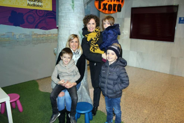 El Auditorio de Barañáin acogió el domingo 3 de febrero el Festival de Magia de Navarra, que cumplió su sexta edición y subió al escenario a tres ilusionistas: Iurgi, Sergio y Sueskun. Una tarde llena de sorpresas y números humorísticos apta para todas las edades a la que acudió un numeroso público.