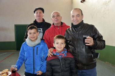 Los vecinos de Milagro celebraron las fiestas en honor a San Blas el pasado fin de semana. Una de las actividades que más personas congregó fue el aperitivo popular que se celebró la mañana del domingo 3 de febrero en el antiguo polideportivo y que reunió a quintos, cuadrillas y familias en un inmejorable ambiente.
