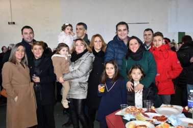 Los vecinos de Milagro celebraron las fiestas en honor a San Blas el pasado fin de semana. Una de las actividades que más personas congregó fue el aperitivo popular que se celebró la mañana del domingo 3 de febrero en el antiguo polideportivo y que reunió a quintos, cuadrillas y familias en un inmejorable ambiente.