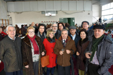Los vecinos de Milagro celebraron las fiestas en honor a San Blas el pasado fin de semana. Una de las actividades que más personas congregó fue el aperitivo popular que se celebró la mañana del domingo 3 de febrero en el antiguo polideportivo y que reunió a quintos, cuadrillas y familias en un inmejorable ambiente.