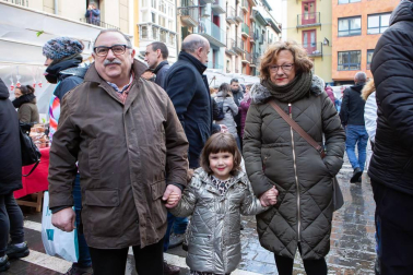 La céntrica plazuela junto a la iglesia de San Nicolás, en el casco viejo pamplonés, volvió a llenarse de puestos de dulces con motivo de la celebración de la festividad de San Blas. Caramelos en forma de piruletas o chupetes, rosquillas, roscos y tortas de txantxigorri -entre otras delicias- esperaron a aquellos que sortearon la nevada mañanera con el objetivo de cumplir con la tradición e incluso curar sus males de garganta.