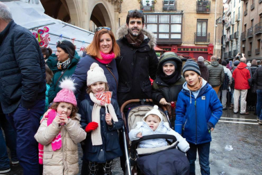 La céntrica plazuela junto a la iglesia de San Nicolás, en el casco viejo pamplonés, volvió a llenarse de puestos de dulces con motivo de la celebración de la festividad de San Blas. Caramelos en forma de piruletas o chupetes, rosquillas, roscos y tortas de txantxigorri -entre otras delicias- esperaron a aquellos que sortearon la nevada mañanera con el objetivo de cumplir con la tradición e incluso curar sus males de garganta.