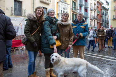 La céntrica plazuela junto a la iglesia de San Nicolás, en el casco viejo pamplonés, volvió a llenarse de puestos de dulces con motivo de la celebración de la festividad de San Blas. Caramelos en forma de piruletas o chupetes, rosquillas, roscos y tortas de txantxigorri -entre otras delicias- esperaron a aquellos que sortearon la nevada mañanera con el objetivo de cumplir con la tradición e incluso curar sus males de garganta.