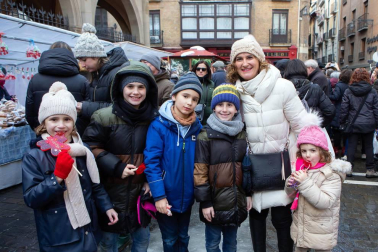 La céntrica plazuela junto a la iglesia de San Nicolás, en el casco viejo pamplonés, volvió a llenarse de puestos de dulces con motivo de la celebración de la festividad de San Blas. Caramelos en forma de piruletas o chupetes, rosquillas, roscos y tortas de txantxigorri -entre otras delicias- esperaron a aquellos que sortearon la nevada mañanera con el objetivo de cumplir con la tradición e incluso curar sus males de garganta.