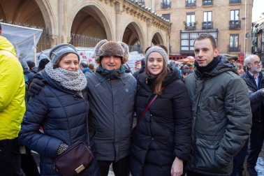 La céntrica plazuela junto a la iglesia de San Nicolás, en el casco viejo pamplonés, volvió a llenarse de puestos de dulces con motivo de la celebración de la festividad de San Blas. Caramelos en forma de piruletas o chupetes, rosquillas, roscos y tortas de txantxigorri -entre otras delicias- esperaron a aquellos que sortearon la nevada mañanera con el objetivo de cumplir con la tradición e incluso curar sus males de garganta.