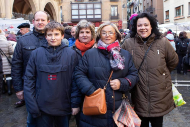 La céntrica plazuela junto a la iglesia de San Nicolás, en el casco viejo pamplonés, volvió a llenarse de puestos de dulces con motivo de la celebración de la festividad de San Blas. Caramelos en forma de piruletas o chupetes, rosquillas, roscos y tortas de txantxigorri -entre otras delicias- esperaron a aquellos que sortearon la nevada mañanera con el objetivo de cumplir con la tradición e incluso curar sus males de garganta.