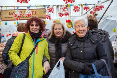 La céntrica plazuela junto a la iglesia de San Nicolás, en el casco viejo pamplonés, volvió a llenarse de puestos de dulces con motivo de la celebración de la festividad de San Blas. Caramelos en forma de piruletas o chupetes, rosquillas, roscos y tortas de txantxigorri -entre otras delicias- esperaron a aquellos que sortearon la nevada mañanera con el objetivo de cumplir con la tradición e incluso curar sus males de garganta.