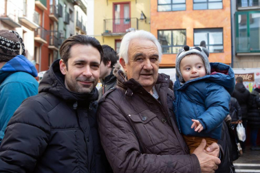 La céntrica plazuela junto a la iglesia de San Nicolás, en el casco viejo pamplonés, volvió a llenarse de puestos de dulces con motivo de la celebración de la festividad de San Blas. Caramelos en forma de piruletas o chupetes, rosquillas, roscos y tortas de txantxigorri -entre otras delicias- esperaron a aquellos que sortearon la nevada mañanera con el objetivo de cumplir con la tradición e incluso curar sus males de garganta.