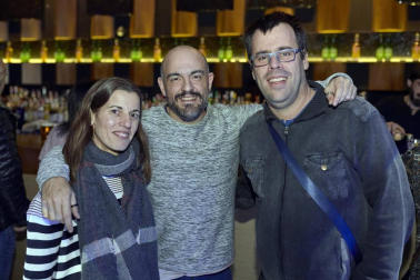 Noche Sabinera es un gran show nacido en 2006 en el que Pancho Varona y Antonio García de Diego -coautores junto a Joaquín Sabina de más de cien canciones del repertorio del genial cantauror- suben al escenario cuando este descansa de sus giras. A la banda se ha sumado también Mara Barros, corista de Sabina. Este grupo subió al escenario de la sala Zentral el 1 de febrero para regocijo de los fans del cantante.