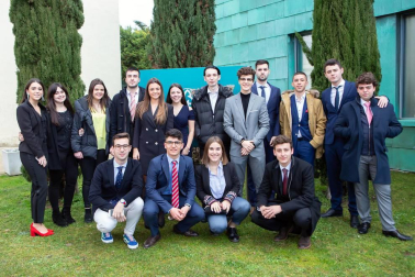 El pasado 1 de febrero tuvo lugar el acto de presentaciones de la XVII Semana de Empresa que Foro Europeo Escuela de Negocios de Navarra organiza anualmente y en la que participan los alumnos de Grado Superior. El objetivo es acercar la realidad empresarial a los alumnos, de manera práctica y lúdica, acorde a la metodología de la Escuela. En esta edición, y organizados por grupos, los estudiantes presentaron el Centro Comercial La Morea, el Hotel Alma Pamplona, Disnapin, Diario de Navarra y el Circuito de Navarra.