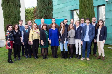 El pasado 1 de febrero tuvo lugar el acto de presentaciones de la XVII Semana de Empresa que Foro Europeo Escuela de Negocios de Navarra organiza anualmente y en la que participan los alumnos de Grado Superior. El objetivo es acercar la realidad empresarial a los alumnos, de manera práctica y lúdica, acorde a la metodología de la Escuela. En esta edición, y organizados por grupos, los estudiantes presentaron el Centro Comercial La Morea, el Hotel Alma Pamplona, Disnapin, Diario de Navarra y el Circuito de Navarra.