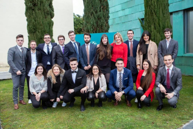 El pasado 1 de febrero tuvo lugar el acto de presentaciones de la XVII Semana de Empresa que Foro Europeo Escuela de Negocios de Navarra organiza anualmente y en la que participan los alumnos de Grado Superior. El objetivo es acercar la realidad empresarial a los alumnos, de manera práctica y lúdica, acorde a la metodología de la Escuela. En esta edición, y organizados por grupos, los estudiantes presentaron el Centro Comercial La Morea, el Hotel Alma Pamplona, Disnapin, Diario de Navarra y el Circuito de Navarra.