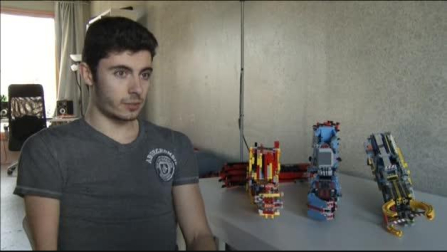 Un joven español, que nació sin un brazo, construye su propia prótesis con piezas de Lego