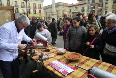 Tafalla celebró este domingo el último día de sus ferias con multitud de vecinos y visitantes que se acercaron a la plaza del Ayuntamiento donde se congregaron un total de treinta puestos artesanales y a la tradicional Rifa del Cuto.