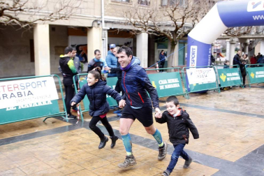 Ion Sola y Vanesa Pacha ganan el campeonato de la Federación Navarra de Atletismo en el I Trail Hiru Herri