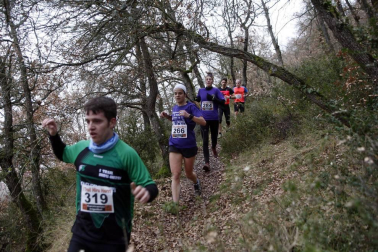Ion Sola y Vanesa Pacha ganan el campeonato de la Federación Navarra de Atletismo en el I Trail Hiru Herri