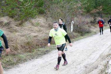 Ion Sola y Vanesa Pacha ganan el campeonato de la Federación Navarra de Atletismo en el I Trail Hiru Herri