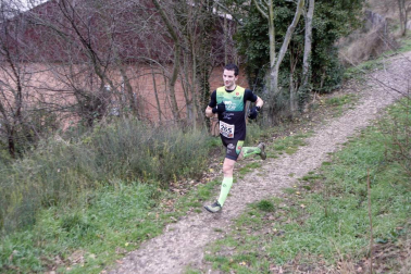 Ion Sola y Vanesa Pacha ganan el campeonato de la Federación Navarra de Atletismo en el I Trail Hiru Herri